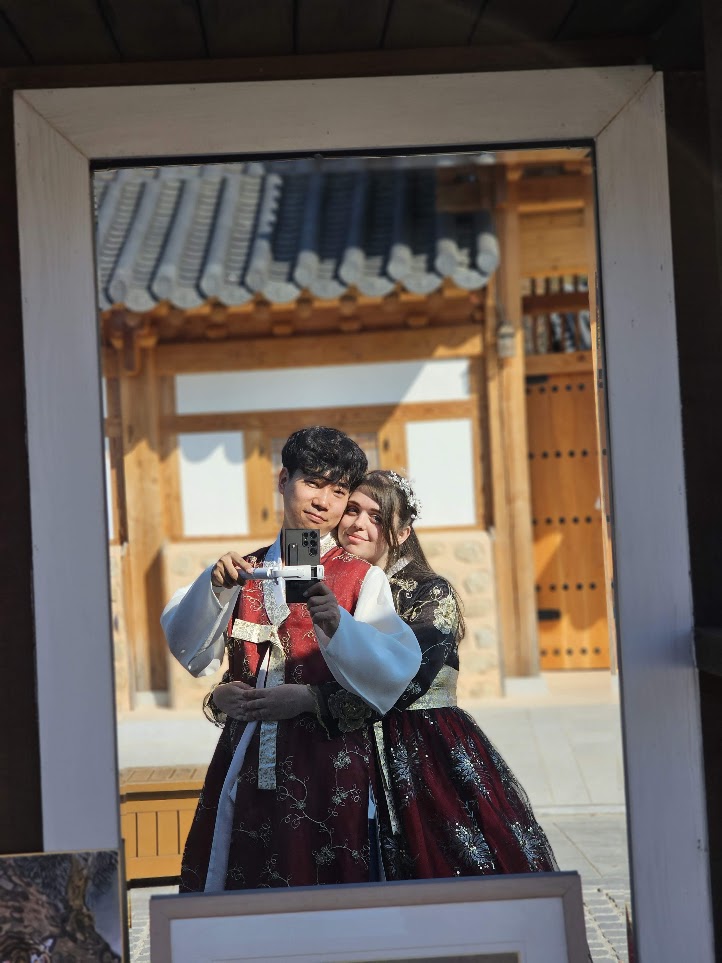The couple wearing hanbok in Jeonju