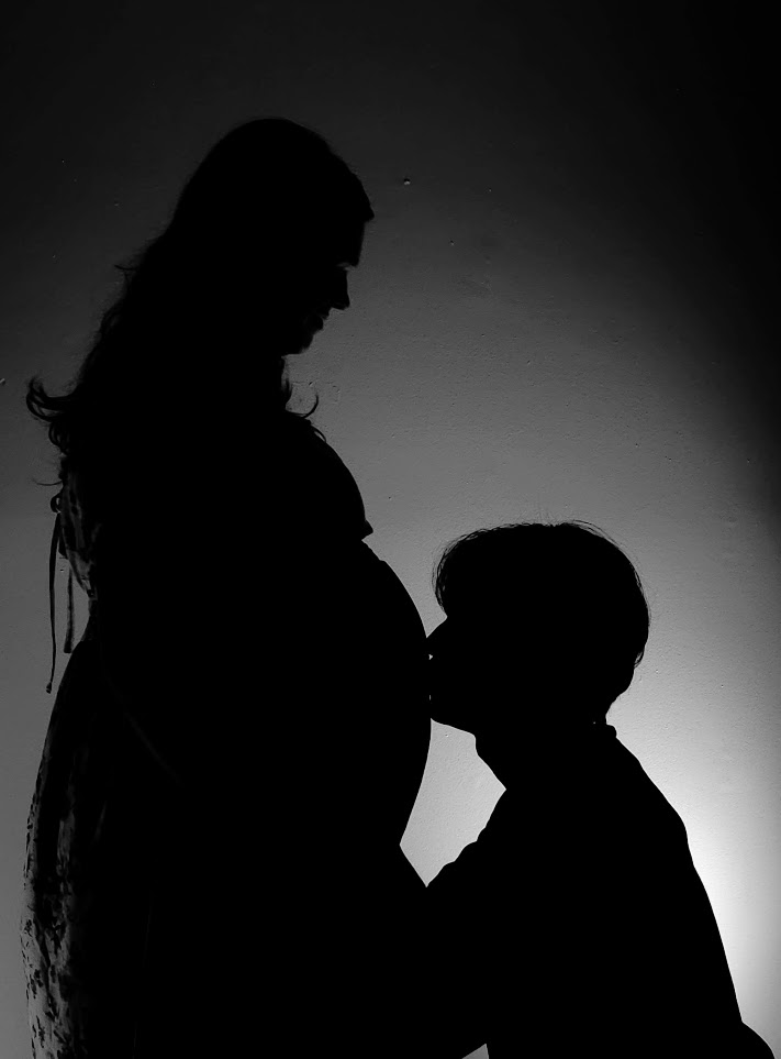 The couple's silhouette shortly before the birth